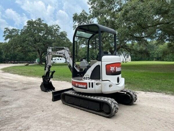 Bobcat 425G (2008) – Mini Pelle d’occasion 2,7T – 2 095 h – 4 Godets