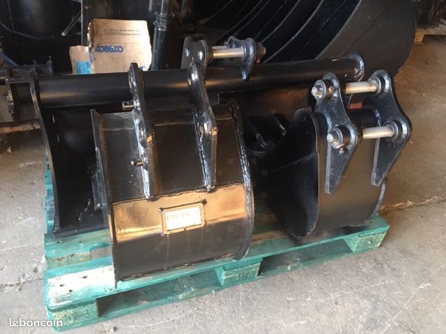 Bobcat 425G (2008) – Mini Pelle d’occasion 2,7T – 2 095 h – 4 Godets