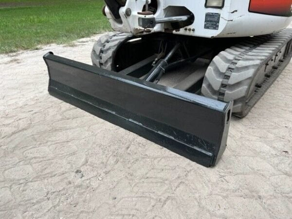 Bobcat 425G (2008) – Mini Pelle d’occasion 2,7T – 2 095 h – 4 Godets