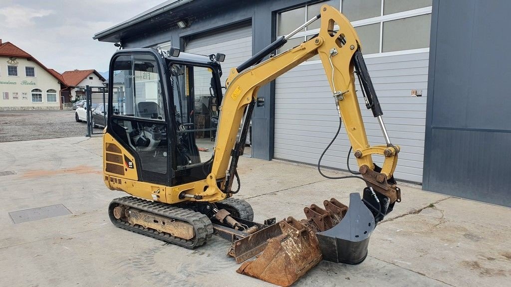 Caterpillar CAT 302.2D (2013) – Minibagger 2,1 t – 2.468 h – 3 Schaufeln 