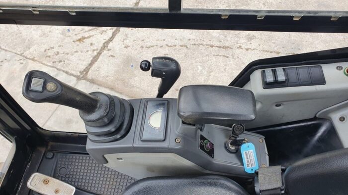 Caterpillar CAT 302.2D (2013) – Minibagger 2,1 t – 2.468 h – 3 Schaufeln 